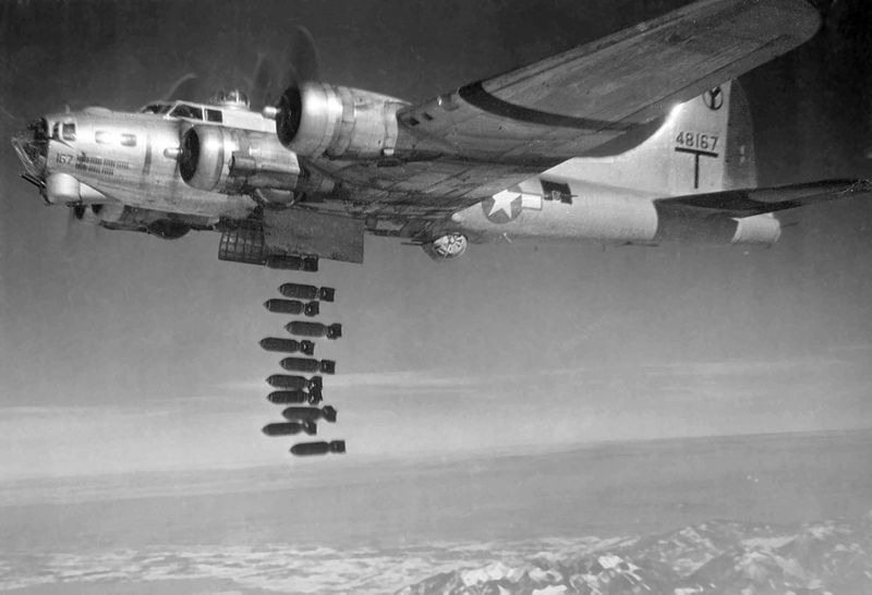 800px-Boeing_B-17G_2_BG_dropping_bombs